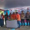 Ketua PMI Kabupaten Mimika Johannes Rettob saat membagikan nasi tumpeng pada HUT PMI Ke-79.(Foto:Edwin Rumanasen)