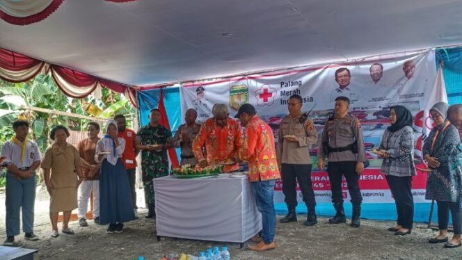 
Ketua PMI Kabupaten Mimika Johannes Rettob saat membagikan nasi tumpeng pada HUT PMI Ke-79.(Foto:Edwin Rumanasen)