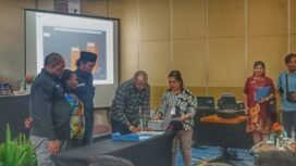 Penandatanganan berita acara oleh Ketua KPU, Dete Abugau. (Foto: Edwin Rumanasen)