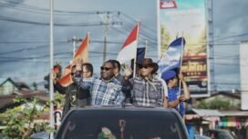 Alexander Omaleng & Yusuf Rombe ketika mengikuti Pawai Deklarasi Damai.(Foto: MEDIA/AIYE)