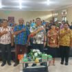 Foto Bersama pada Kegiatan Sosialisasi dan Pelatihan Tim Kesli di Aula Distrik Kuala Kencana. (Foto: Edwin Rumanasen)