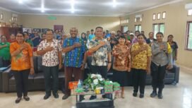 Foto Bersama pada Kegiatan Sosialisasi dan Pelatihan Tim Kesli di Aula Distrik Kuala Kencana. (Foto: Edwin Rumanasen)