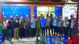Foto bersama saat peresmian Posko Pemenangan AIYE untuk Dapil 1 di Jalan Cendrawasih SP2 Timika. (TIM Media AIYE)