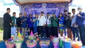 Masyarakat Griya Intan 1, RT 21, Kelurahan Pasar Sentral saat foto bersama dalam acara Maulid Nabi Muhammad SAW yang diselenggarakan oleh Ikatan Keluarga Muslim Griya Intan 1, Sabtu lalu.(Foto: TIM MEDIA AIYE)