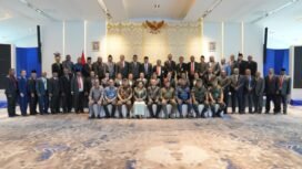 PJ Gubernur Papua, Ramses Limbong berfoto bersama usai melantik Pansel DPRK. (Foto: Humas Pemprov Papua Tengah)