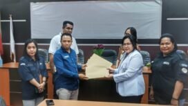 Pihak RUSD Kabupaten Mimika saat menyerahkan berita acara hasil pemeriksaan kesehatan para calon kepala daerah kepada KPU Mimika. (Foto: Edwin Rumanasen)