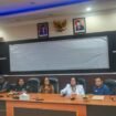 Pihak KPU Mimika, Bawaslu dan Tim Pemeriksa Kesehatan Bapaslon di RSUD saat melakukan jumpa pers. (Foto: Edwin Rumanasen)