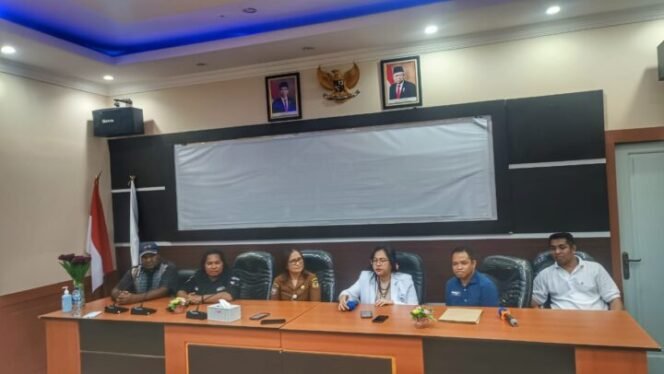 
Pihak KPU Mimika, Bawaslu dan Tim Pemeriksa Kesehatan Bapaslon di RSUD saat melakukan jumpa pers. (Foto: Edwin Rumanasen)
