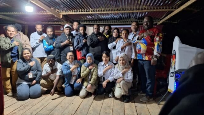 
Komisioner KPU Puncak dan staf berfoto bersama. (Foto: Istimewa For Sasagupapua.com)