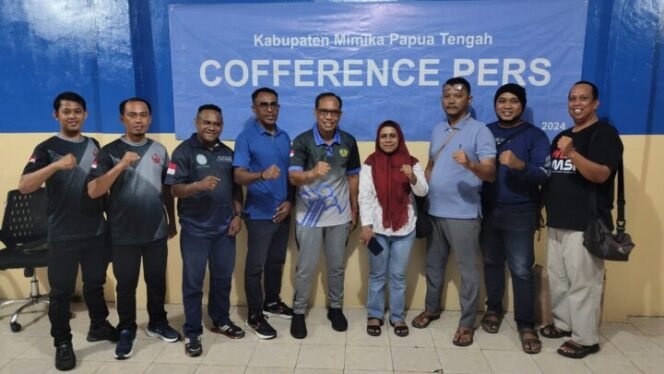
Keluarga Lapas Timika berfoto bersama JMSI Provinsi Papua Tengah dan Kabupaten Mimika. 