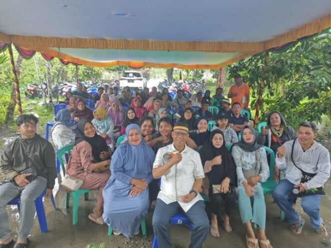 
Bakal Calon Wakil Bupati Kabupaten Mimika, Yusuf Rombe saat bertemu masyarakat. (Foto: TIM Media AIYE)