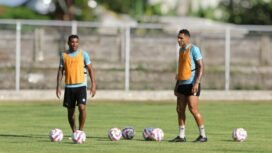 Mantan pemain Madura United yang kini berseragam PSBS Biak, Albertho Goncalves dan Jaime Xavier terlihat sedang berlatih. (Foto : Istimewa)