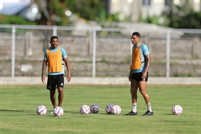 
Mantan pemain Madura United yang kini berseragam PSBS Biak, Albertho Goncalves dan Jaime Xavier terlihat sedang berlatih. (Foto : Istimewa)