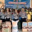 Satlantas Polres Mimika saat berbagi di Miyoko