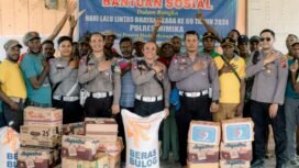 Satlantas Polres Mimika saat berbagi di Miyoko