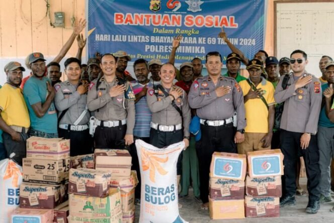 
Satlantas Polres Mimika saat berbagi di Miyoko