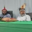Ketua Dewan Adat Papua Dominikus Surabut (kiri) dan Ketua I Dewan Adat Papua Manfun Apolos Sroyer (kanan). (Foto: Dewan Adat Papua).