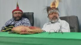 Ketua Dewan Adat Papua Dominikus Surabut (kiri) dan Ketua I Dewan Adat Papua Manfun Apolos Sroyer (kanan). (Foto: Dewan Adat Papua).