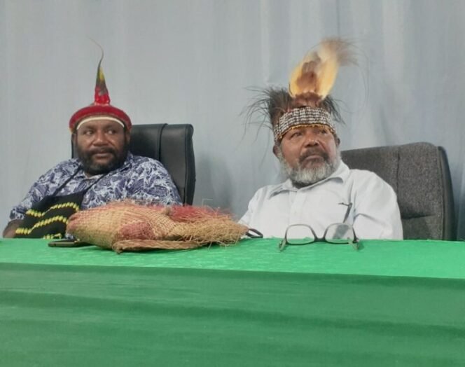 
Ketua Dewan Adat Papua Dominikus Surabut (kiri) dan Ketua I Dewan Adat Papua Manfun Apolos Sroyer (kanan). (Foto: Dewan Adat Papua).