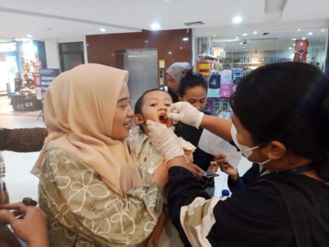 
Kegiatan pelaksanaan Pin Polio yang dilakukan oleh Puskesmas Pasar Sentral Timika. (Foto: Humas JMSI)