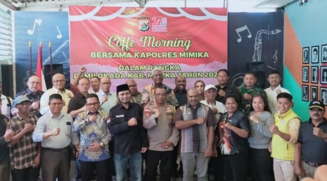 
Bakal Pasangan Calon Bupati dan Wakil Bupati di Mimika serta perwakilan tim pemenangan berfoto bersama penyelenggara pilkada dan pihak Keamanan. (Foto: TIM Media AIYE)