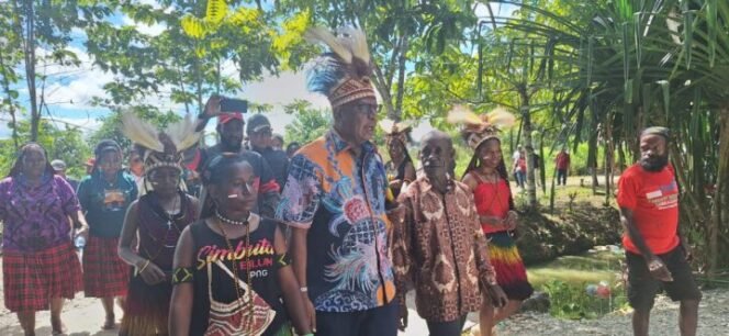 
JOEL Tatap Muka dengan Warga Suku Dani dan Damal, Disambut Acara Bakar Batu