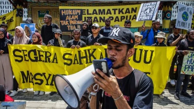 
Suasana aksi damai yang digelar Koalisi Anak Adat Peduli Lingkungan dan BEM Mahasiswa di Jayapura. ( Foto: Muhammad Ikbal Asra)