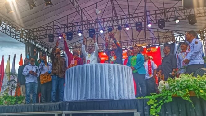 
Para Komisioner KPU Mimika, Bawaslu dan Pemerintah saat melepaskan merpati sebagai tanda kedamaian. (Foto: Edwin Rumanasen)