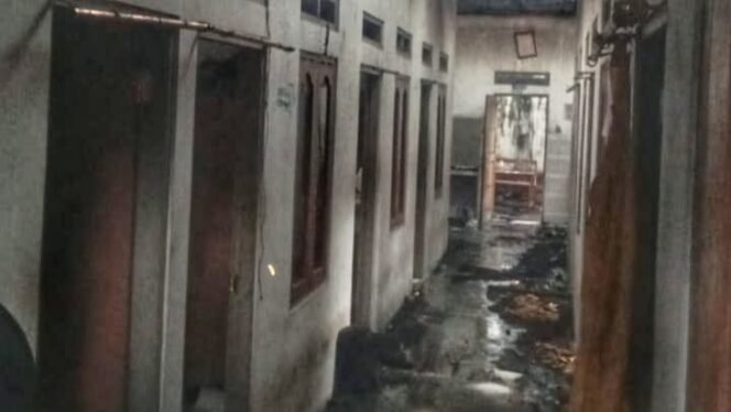 
Suasana kamar kontrakan milik mahasiswa YPMAK di Jayapura yang terbakar. (Foto: Istimewa For Sasagupapua.com)