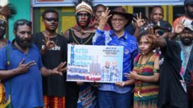 Calon Wakil Bupati Kabupaten Mimika, Yusuf Rombe saat mengunjungi Kwamki Baru. (Foto: TIM Media AIYE)