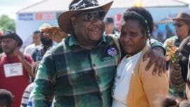 Calon Bupati Mimika, Alex Omaleng saat memeluk seorang mama Amungme. (Foto: TIM AIYE)