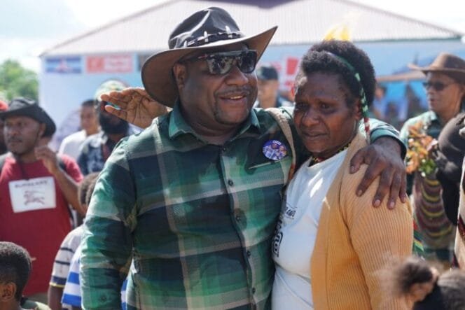 
Calon Bupati Mimika, Alex Omaleng saat memeluk seorang mama Amungme. (Foto: TIM AIYE)