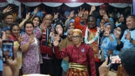 Pasangan Bupati dan Wakil Bupati, Alexsander Omaleng-Yusuf Rombe berfoto bersama AIYE Community. (Foto: TIM Media AIYE) 