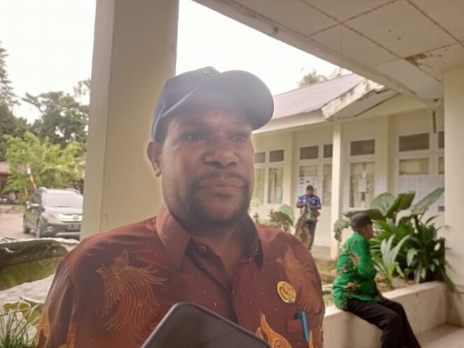 
Kepala Bidang Informasi Pengadaan Pemberhentian, Pembinaan dan Kesejahteraan Aparatur, Yulianus Pinimet. (Foto: Sasagupapua.com)