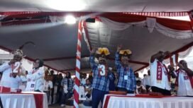 Para Pasangan Calon ketika menunjukan nomor urut mereka. (Foto: Edwin Rumanasen)