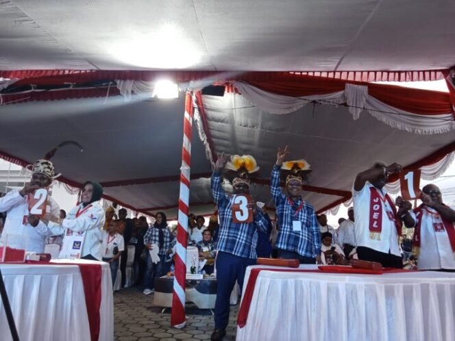 
Para Pasangan Calon ketika menunjukan nomor urut mereka. (Foto: Edwin Rumanasen)