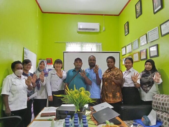 
Foto bersama dalam rapat pembentukan KSO stunting di Puskesmas Karang Senang. (Foto:  sasagupapua.com)