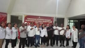 Para Bakal Pasangan Calon Bupati dan Wabup Puncak berfoto bersama dengan KPU, Bawaslu dan RSUD Mimika usai melaksanakan proses tes kesehatan paslon. (Foto: Sasagupapua.com)