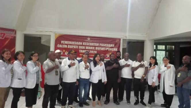 
Para Bakal Pasangan Calon Bupati dan Wabup Puncak berfoto bersama dengan KPU, Bawaslu dan RSUD Mimika usai melaksanakan proses tes kesehatan paslon. (Foto: Sasagupapua.com)