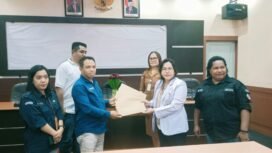 Ketua Tim Pemeriksaan Kesehatan Paslon, dr. Charisma Dian Simatupang saat menyerahkan berita acara hasil pemeriksaan kesehatan Bapaslon kepada pihak KPU Mimika. (Foto: Edwin Rumanasen)