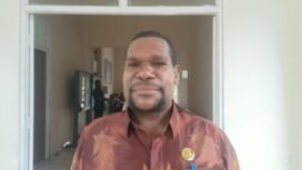 Kepala Bidang Informasi Pengadaan Pemberhentian, Pembinaan dan Kesejahteraan Aparatur, Yulianus Pinimet. (Foto: Sasagupapua.com)