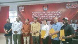 Komisioner KPU Mimika dan Bawaslu Mimika berfoto bersama perwakilan tiga Bapaslon usai pleno. (Foto: Sasagupapua.com)