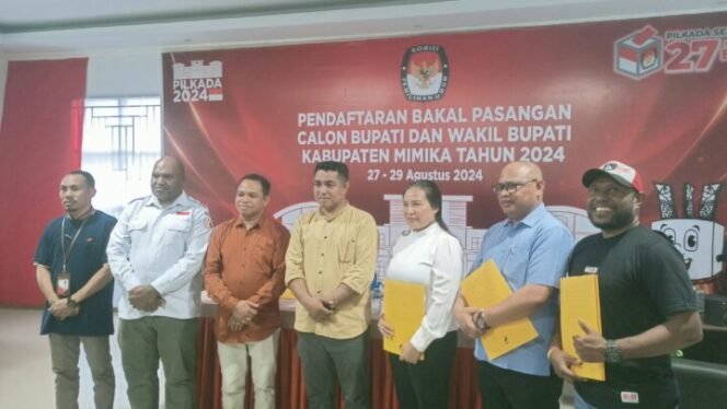 
Komisioner KPU Mimika dan Bawaslu Mimika berfoto bersama perwakilan tiga Bapaslon usai pleno. (Foto: Sasagupapua.com)
