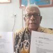 Johannes Rettob ketika menunjukan surat dari BKN terkait pengembalian pejabat di Mimika. (Foto: Sasagupapua.com)