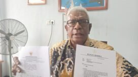 Johannes Rettob ketika menunjukan surat dari BKN terkait pengembalian pejabat di Mimika. (Foto: Sasagupapua.com)