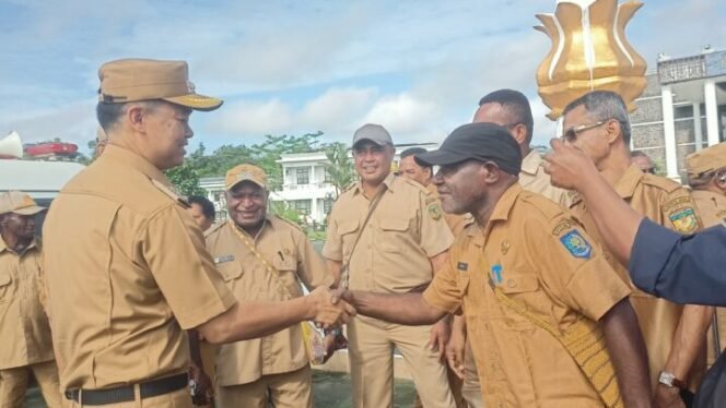 
PJ. Bupati Mimika, Valentinus Sudarjanto Sumito bersalaman dengan salah satu ASN usai apel pagi. (Foto: Sasagupapua.com)
