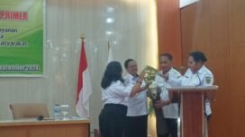 Sekertaris Dinkes Mimika, Fransiska Tekege bersama memukul TIFA sebagai tanda pembukaan acara Sosialisas ILP. (Foto: Sasagupapua.com)