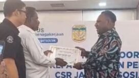 Bakal Calon Bupati, Alex Omaleng saat menerima penghargaan. (Foto: TIM Media AIYE)