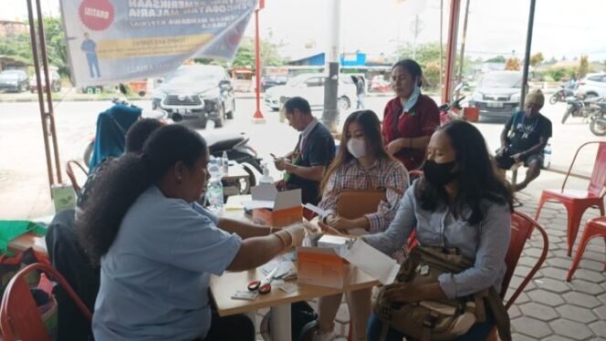 
Suasana ketika masyarakat memeriksakan diri di posko Tempo Kas Tuntas yang digelar oleh Dinas Kesehatan melalui Puskesmas Timika Jaya. (Foto: Edwin Rumanasen)