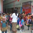 Para Siswa TK Sion terlihat mengenakan pakaian adat. (Foto: Edwin Rumanasen)